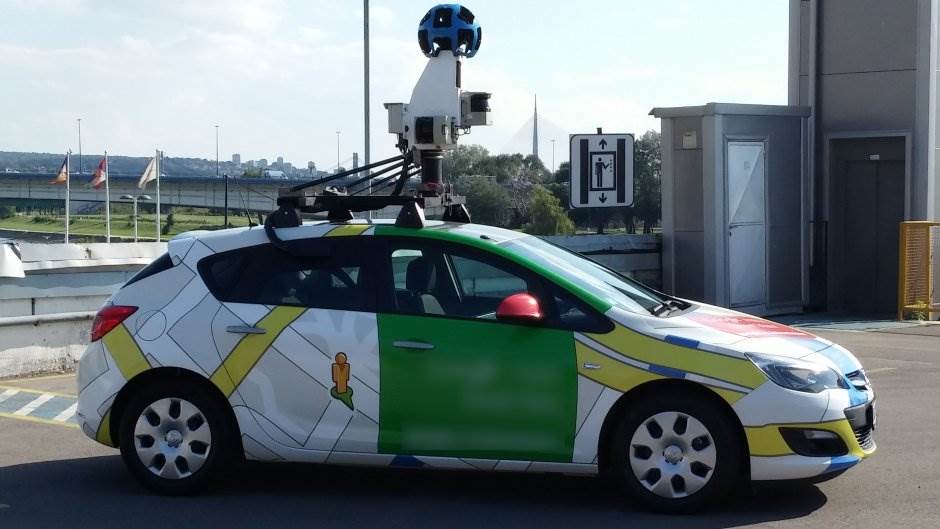 Google Maps slika iste žene na istom mestu 9 godina kasnije