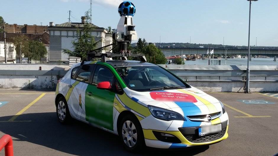 Google Maps slika iste žene na istom mestu 9 godina kasnije