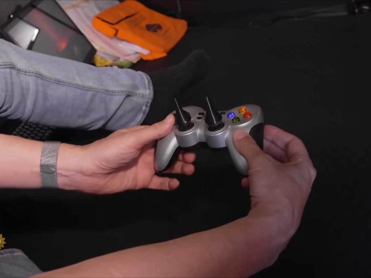 Titan podmornica kontroler 3.jpg