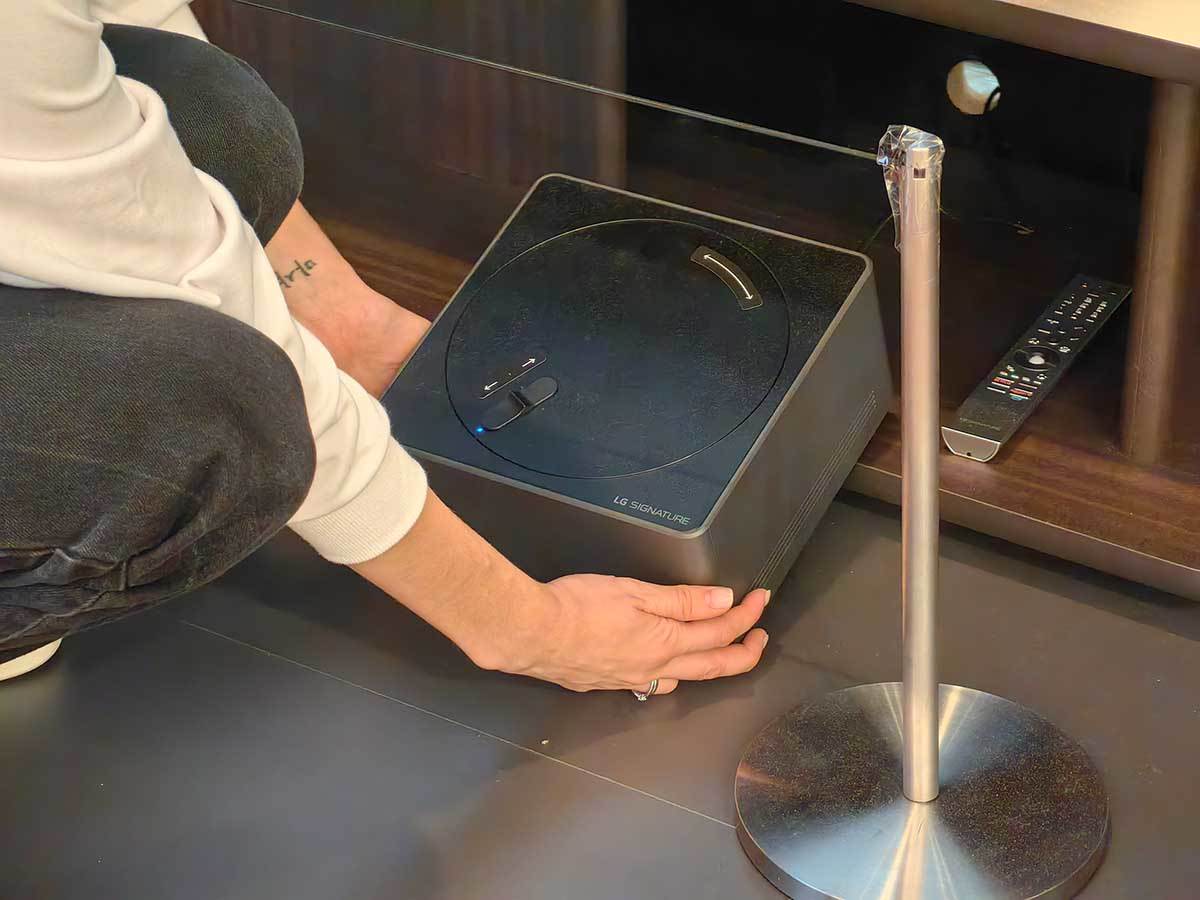 LG SIGNATURE OLED M 2.jpg