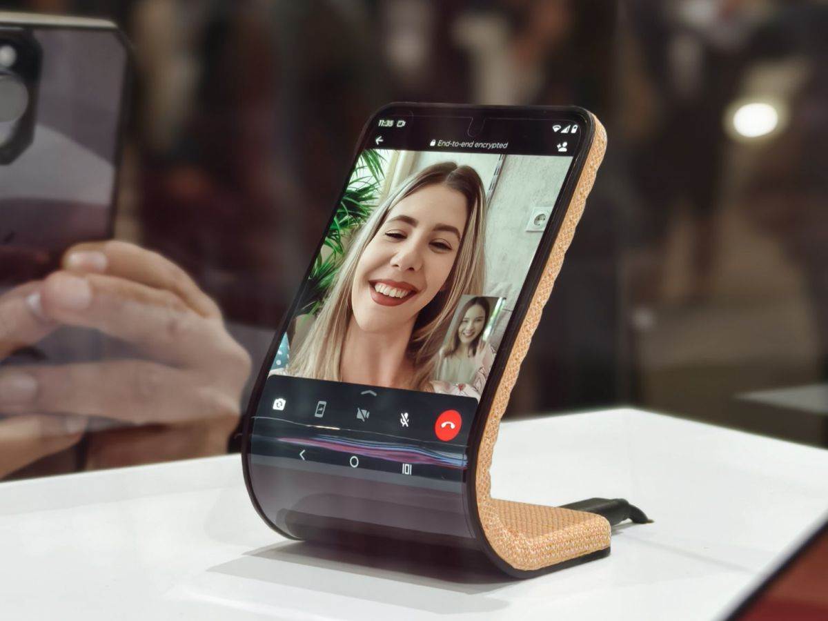 Motorola _ savitljivi telefon _ adaptivni displej _ Foto Twitter @gogiinc (1).jpg