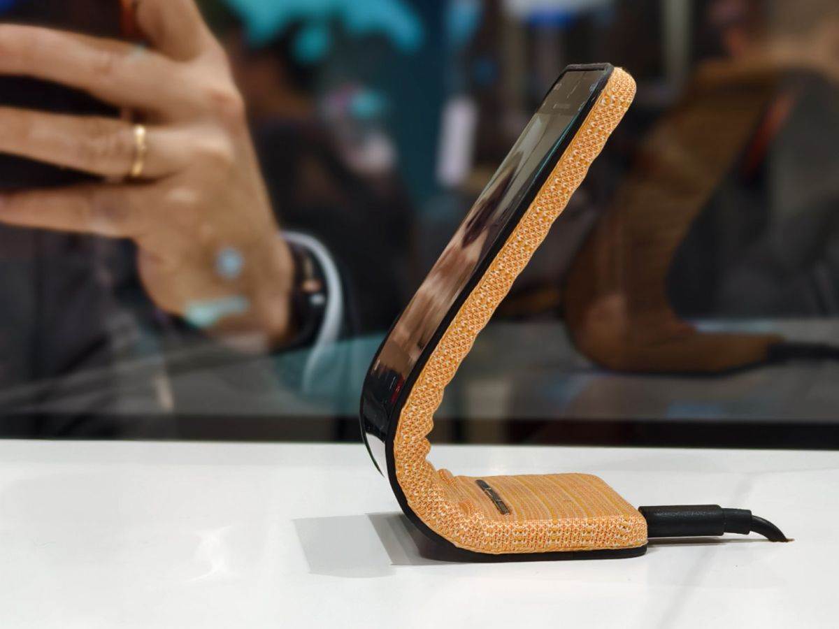 Motorola _ savitljivi telefon _ adaptivni displej _ Foto Twitter @gogiinc (2).jpg