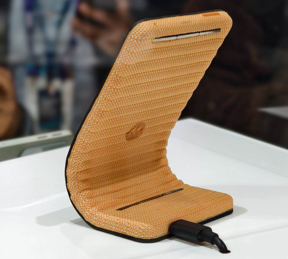 Motorola _ savitljivi telefon _ adaptivni displej _ Foto Twitter @gogiinc (3).jpg