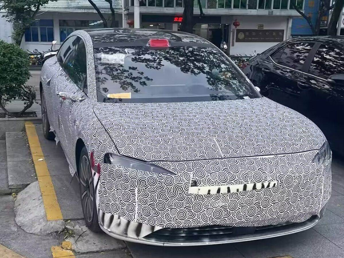 Xiangjie X4 – Novi BAIC-Huawei elektični automobil maskiran zbog test vožnje (1).jpg