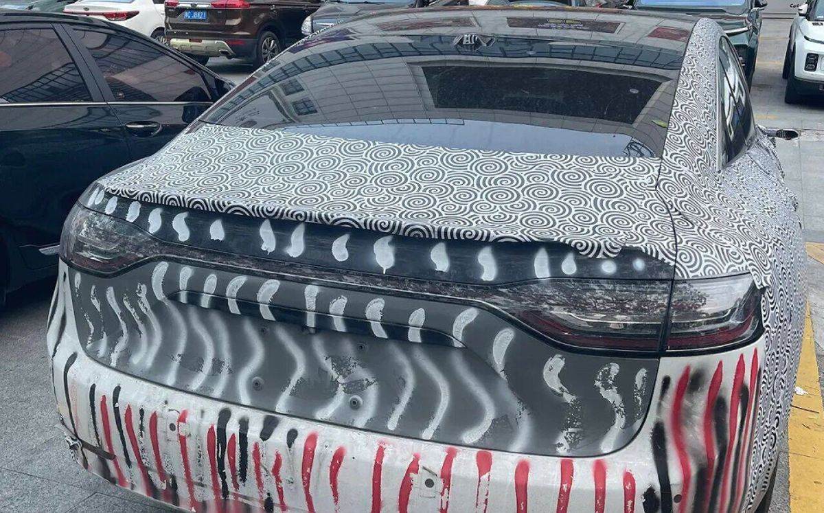 Xiangjie X4 – Novi BAIC-Huawei elektični automobil maskiran zbog test vožnje (3).jpg