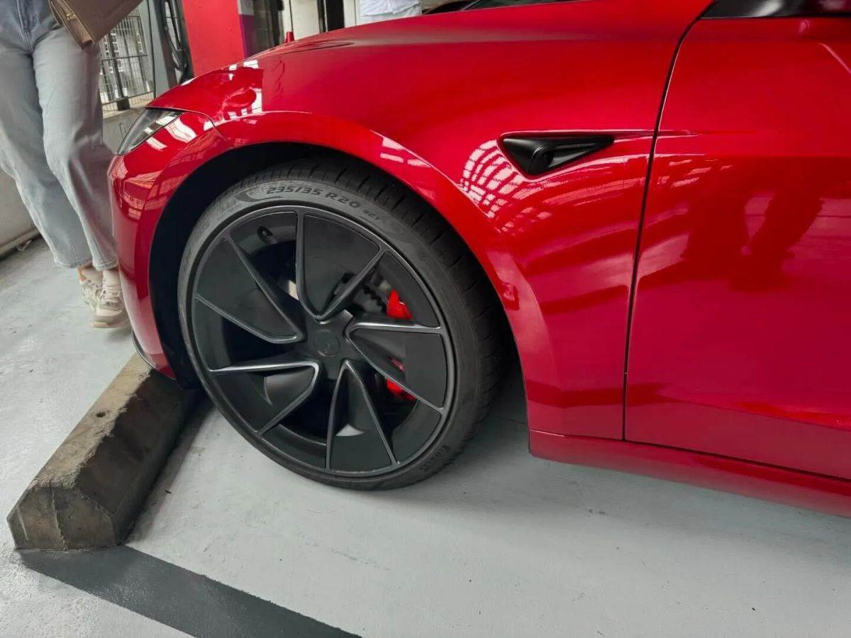 Tesla Model 3 Performance _ Foto Electrek via Instagram Barbie Acevez (3).jpg