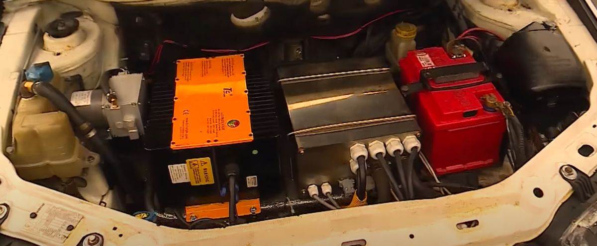 Prvi srpski električni automobil AMSS _ Foto YouTube Emisija SAT - Zvanični kanal (2).jpg