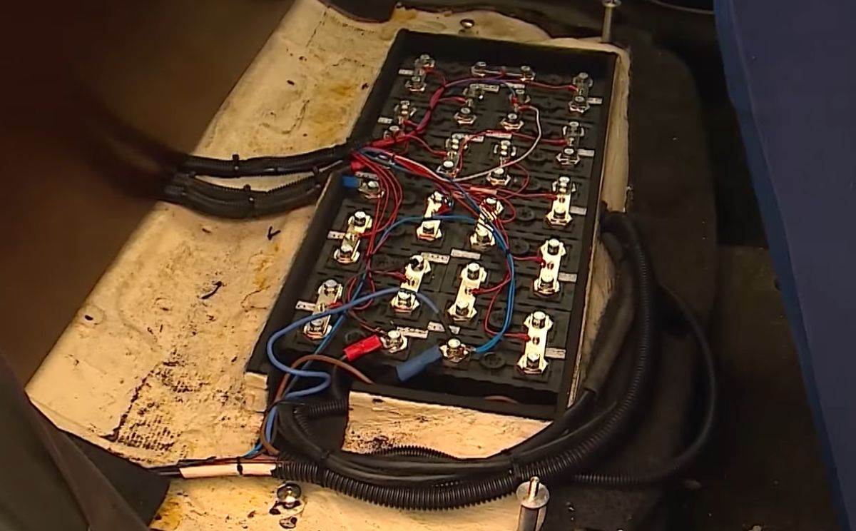 Prvi srpski električni automobil AMSS _ Foto YouTube Emisija SAT - Zvanični kanal (4).jpg