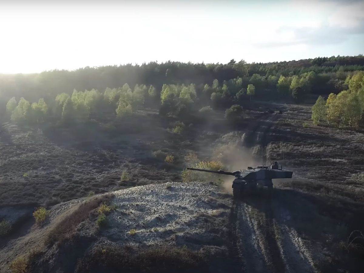 Tenk Challenger 3 _ Foto YouTube British Army (4).jpg