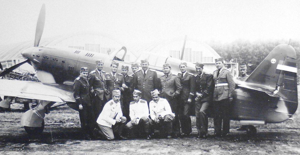 1 Piloti 51. grupe 6. lovačkog puka Jugoslovenskog kraljevskog ratnog vazduhoplovstva pored lovca IK3 _ Foto Wikimedia Public domain.jpg