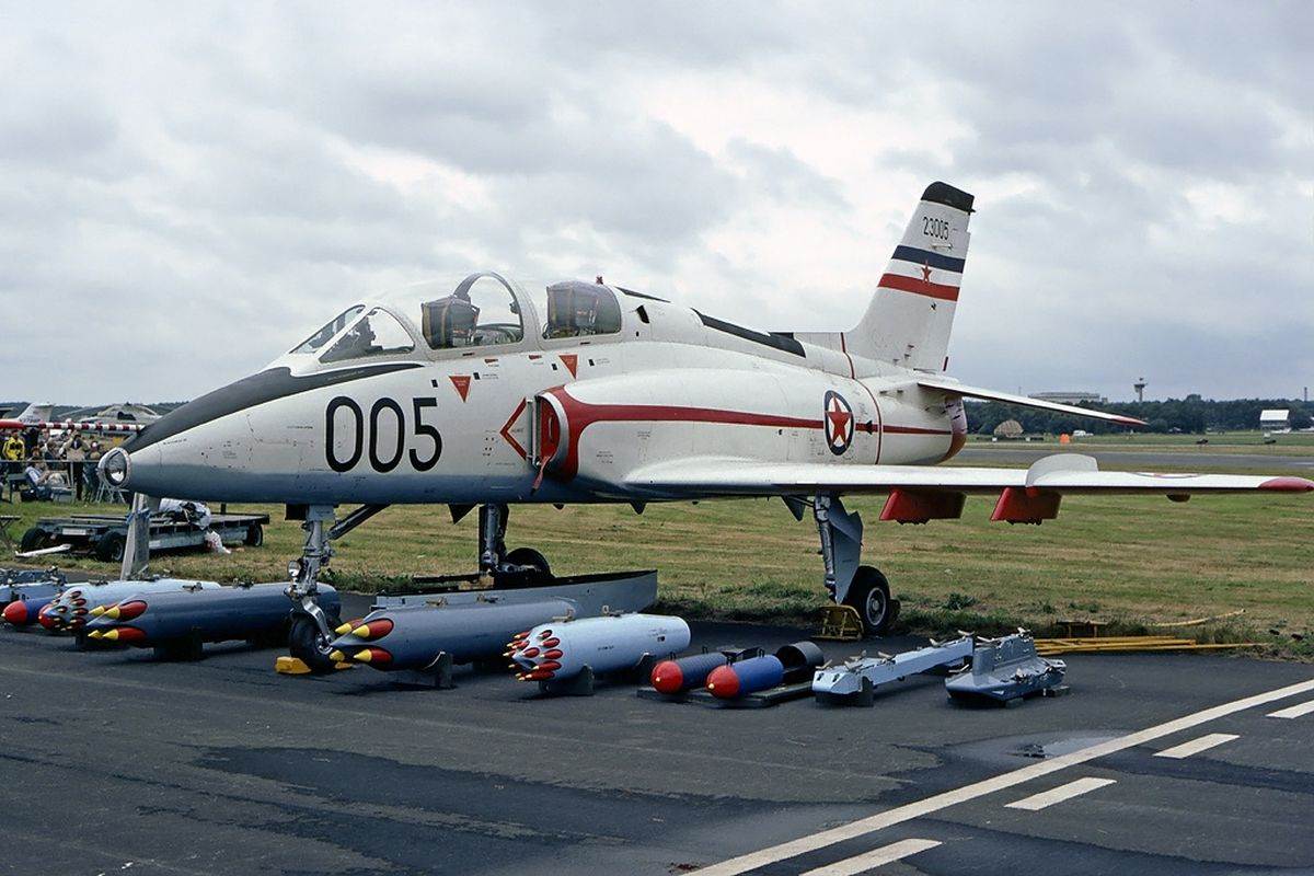 1 Soko G-4 Super Galeb na aeromitingu u Farnborou 1984. godine _ Foto Wikimedia Steve Fitzgerald.jpg