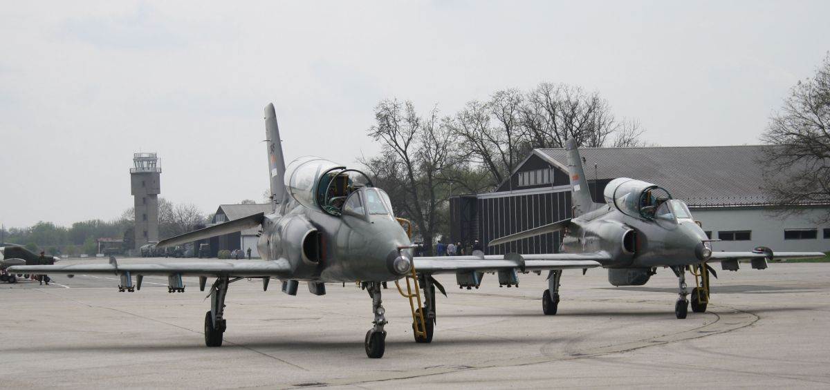 5 Dva Super Galeba 204. vazduhoplovne brigade RV i PVO Vojske Srbije na aerodromu u Batajnici 2012. godine _ Foto Wikimedia Srđan Popović.jpg