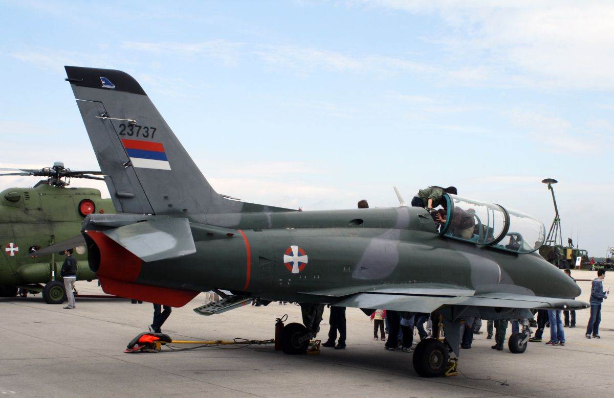 8 Soko G-4 Super Galeb 204. vazduhoplovne brigade RV i PVO Vojske Srbije na aerodromu Batajnica 2012. godine _ Foto Wikimedia Srđan Popović.jpg