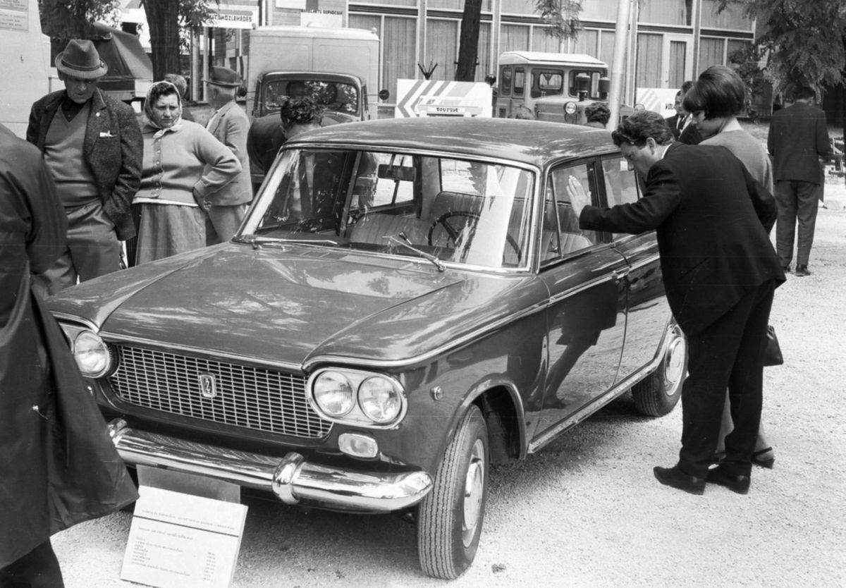 Zastava 1300 na sajmu u Budimšešti 1966.  _ Foto Wikimedia Fortepan Drimbe József.jpg