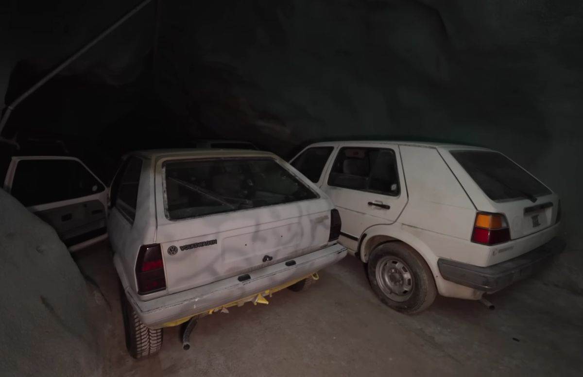 Volkswagen _ stari automobili _ rudnik Švajcarska _ Foto YouTube Exploring the Unbeaten Path (3).jpg