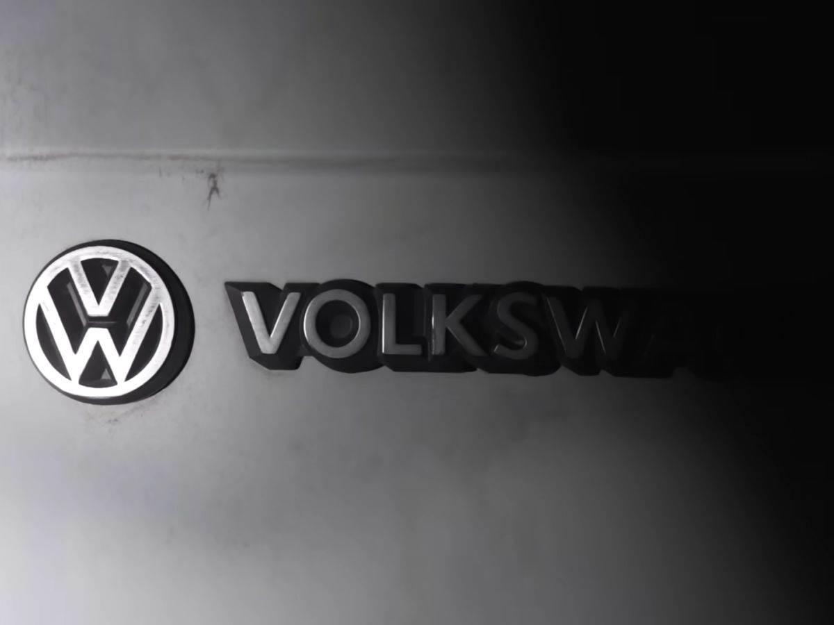 Volkswagen _ stari automobili _ rudnik Švajcarska _ Foto YouTube Exploring the Unbeaten Path (4).jpg