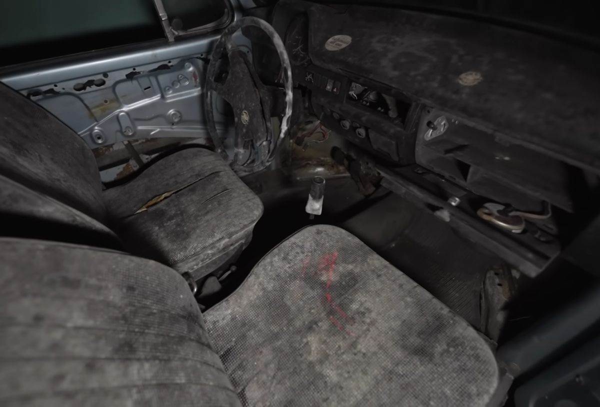 Volkswagen _ stari automobili _ rudnik Švajcarska _ Foto YouTube Exploring the Unbeaten Path (6).jpg