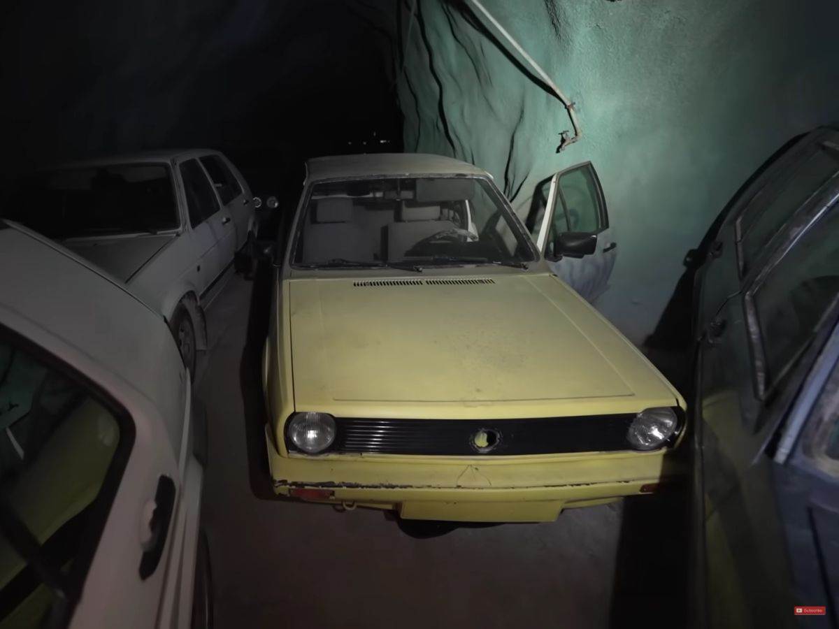 Volkswagen _ stari automobili _ rudnik Švajcarska _ Foto YouTube Exploring the Unbeaten Path (8).jpg