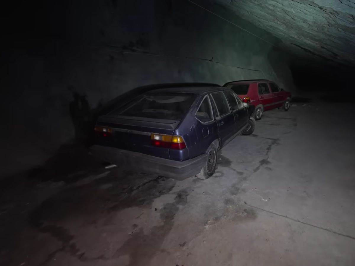 Volkswagen _ stari automobili _ rudnik Švajcarska _ Foto YouTube Exploring the Unbeaten Path (9).jpg