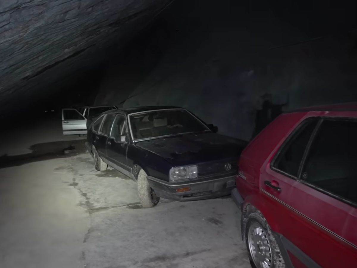 Volkswagen _ stari automobili _ rudnik Švajcarska _ Foto YouTube Exploring the Unbeaten Path (10).jpg