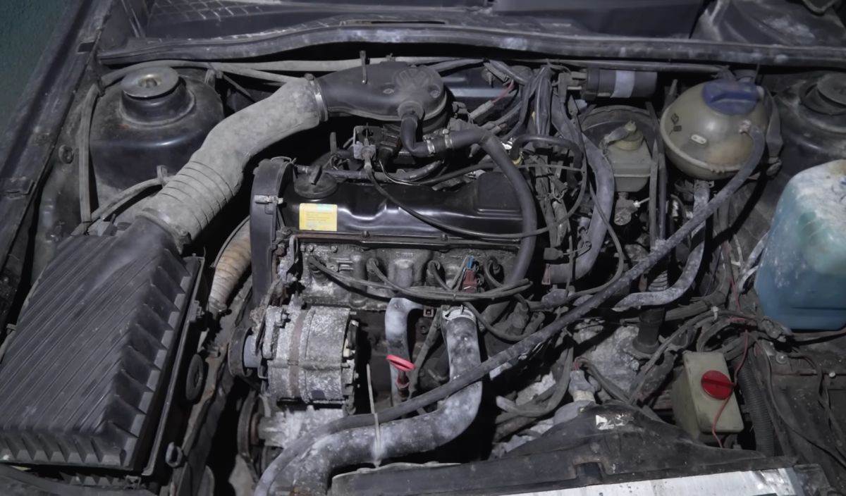 Volkswagen _ stari automobili _ rudnik Švajcarska _ Foto YouTube Exploring the Unbeaten Path (15).jpg