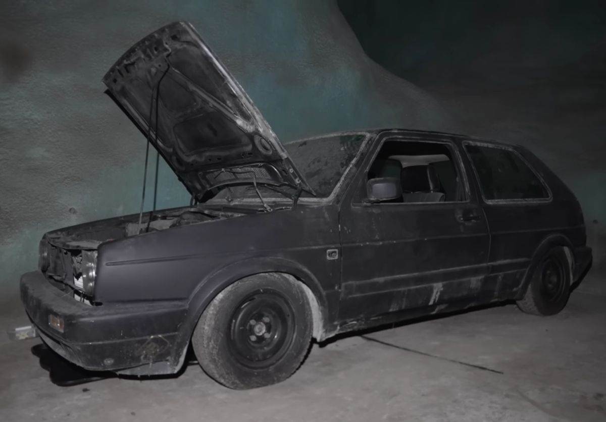 Volkswagen _ stari automobili _ rudnik Švajcarska _ Foto YouTube Exploring the Unbeaten Path (16).jpg