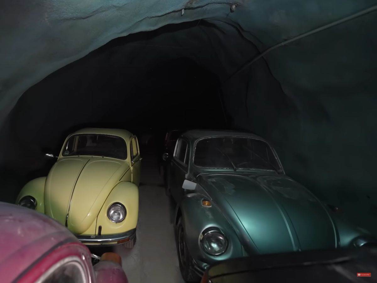 Volkswagen _ stari automobili _ rudnik Švajcarska _ Foto YouTube Exploring the Unbeaten Path (17).jpg