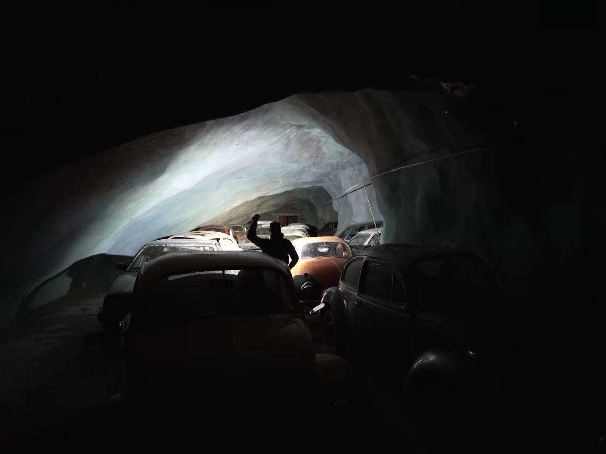 Volkswagen _ stari automobili _ rudnik Švajcarska _ Foto YouTube Exploring the Unbeaten Path (18).jpg