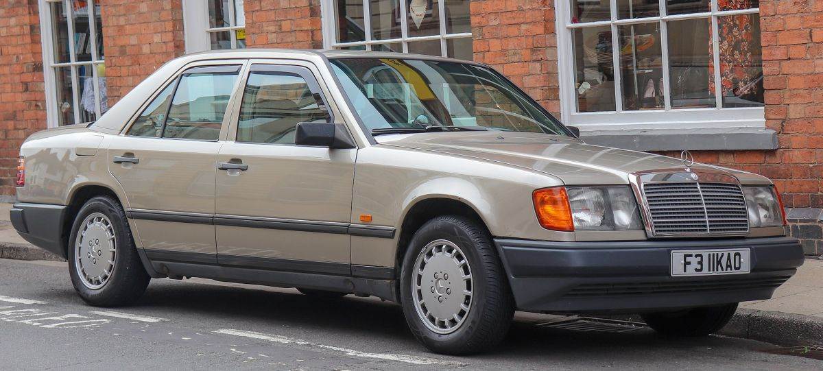2 Mercedes-Benz W124 300D Diesel Automatic 3.0 (1988) _ Foto Wikimedia Vauxford.jpg