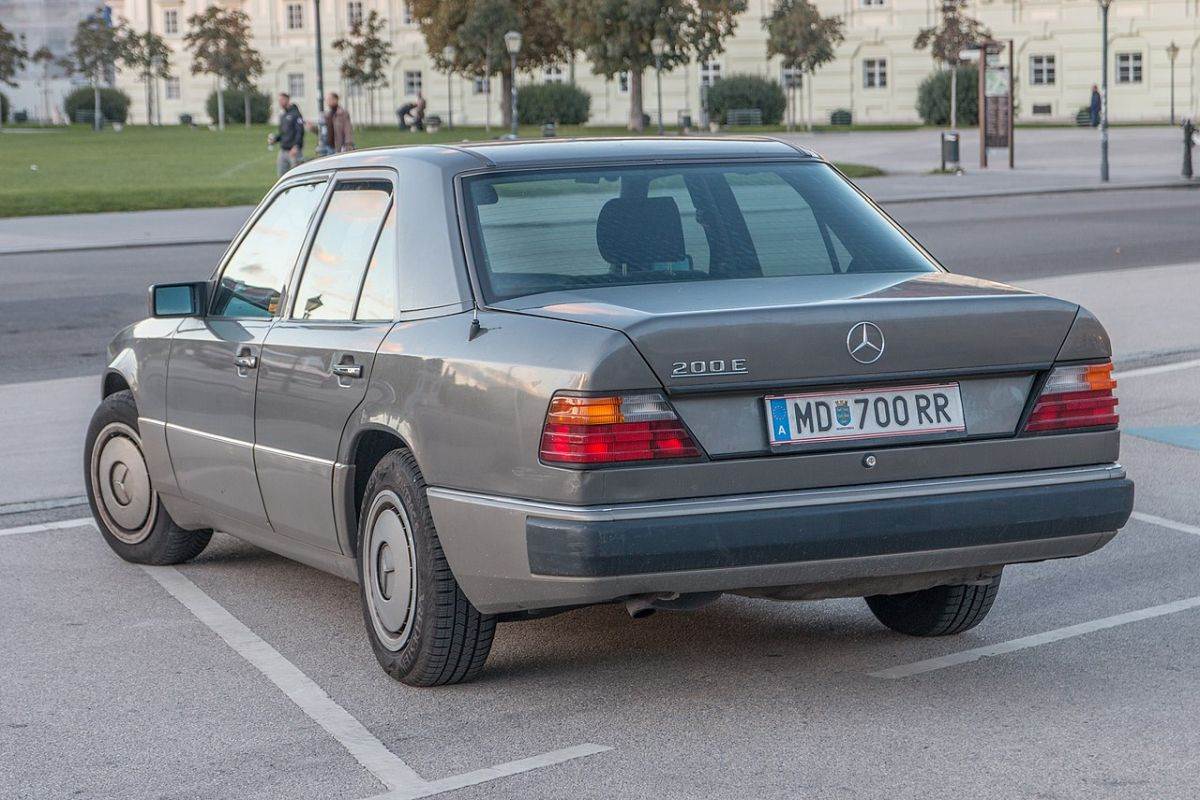 3 Mercedes-Benz W124 _ Foto Johannes Maximilian _ Wikimedia Commons.jpg