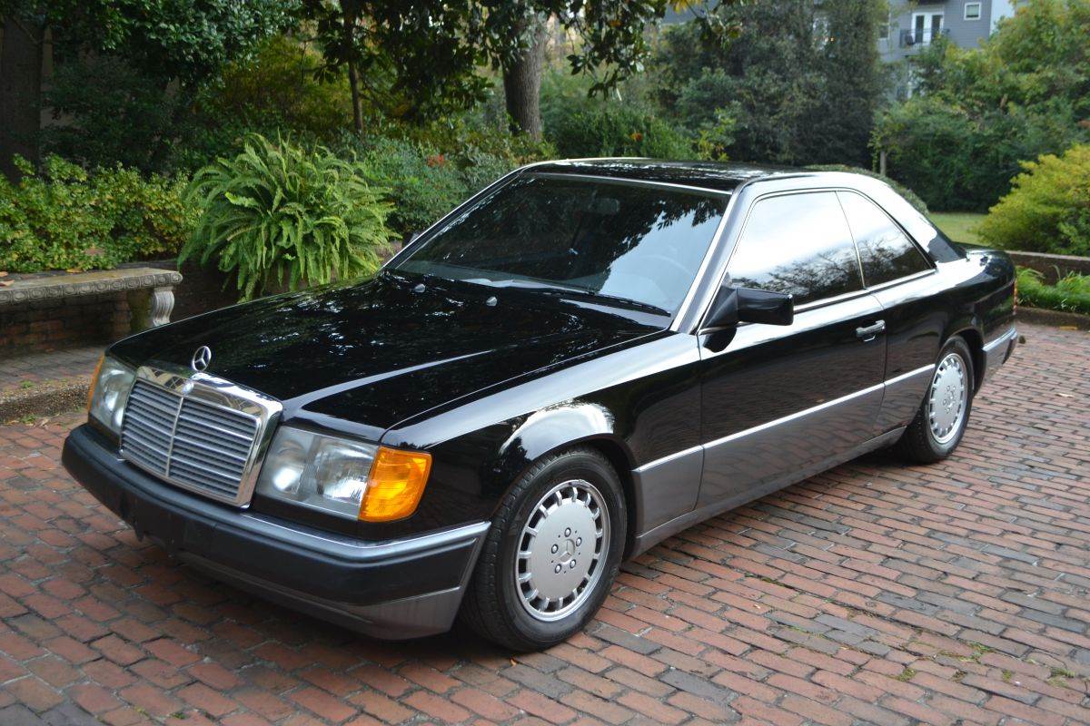 4 Mercedes-Benz W124 300CE Coupe (1990) _ Foto Wikimedia Bretbmorgan.jpg