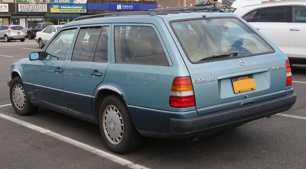 5 Mercedes-Benz W124 300TE Estate (1991) _ Foto Wikimedia Kevauto.jpg