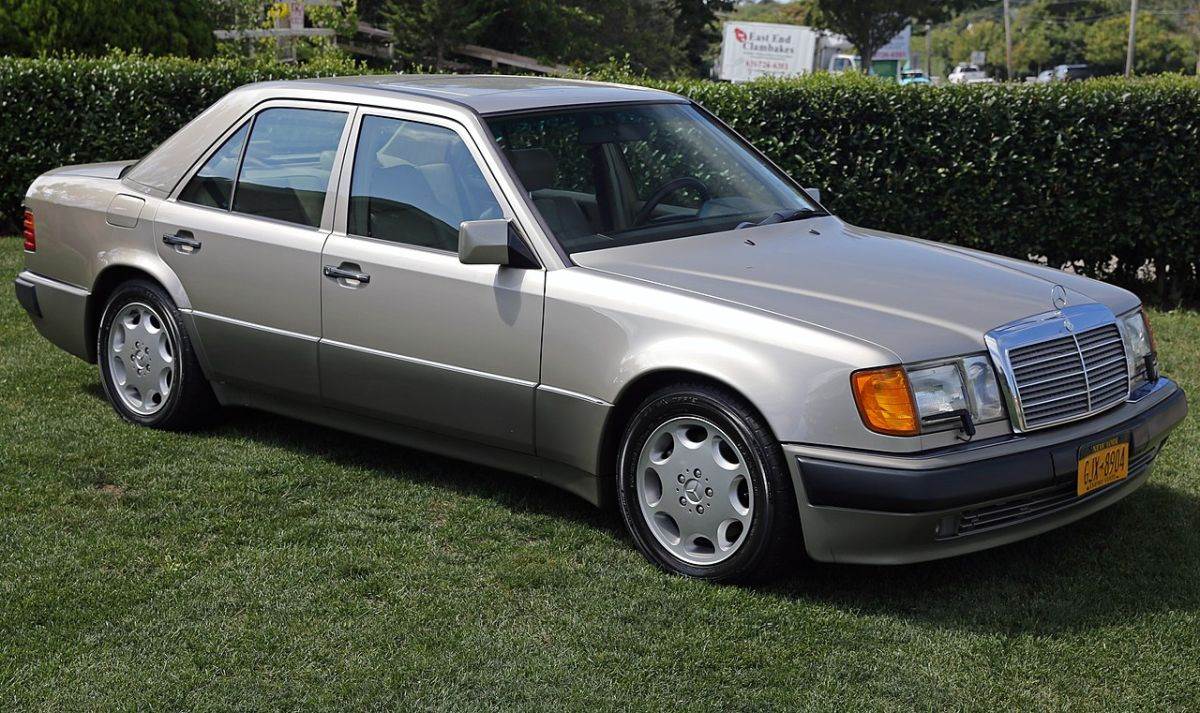 9 Mercedes-Benz W124 500E (1992) _ Foto Wikimedia Mr.choppers.jpg
