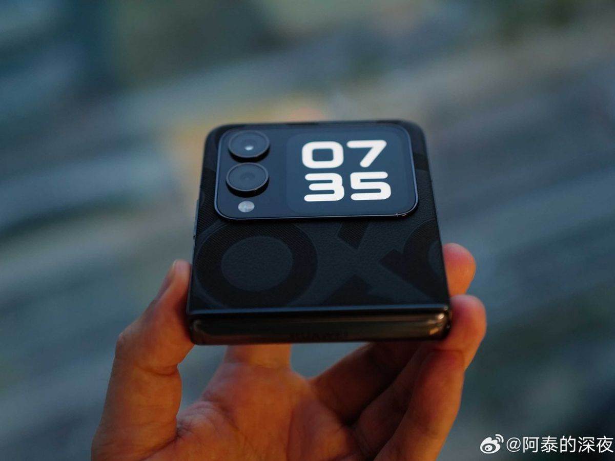 Huawei nova Flip _ telefon na preklop _ Foto Weibo (3).jpg