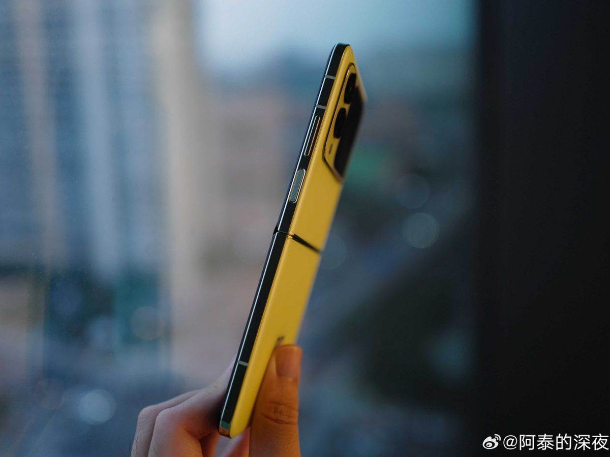 Huawei nova Flip _ telefon na preklop _ Foto Weibo (4).jpg