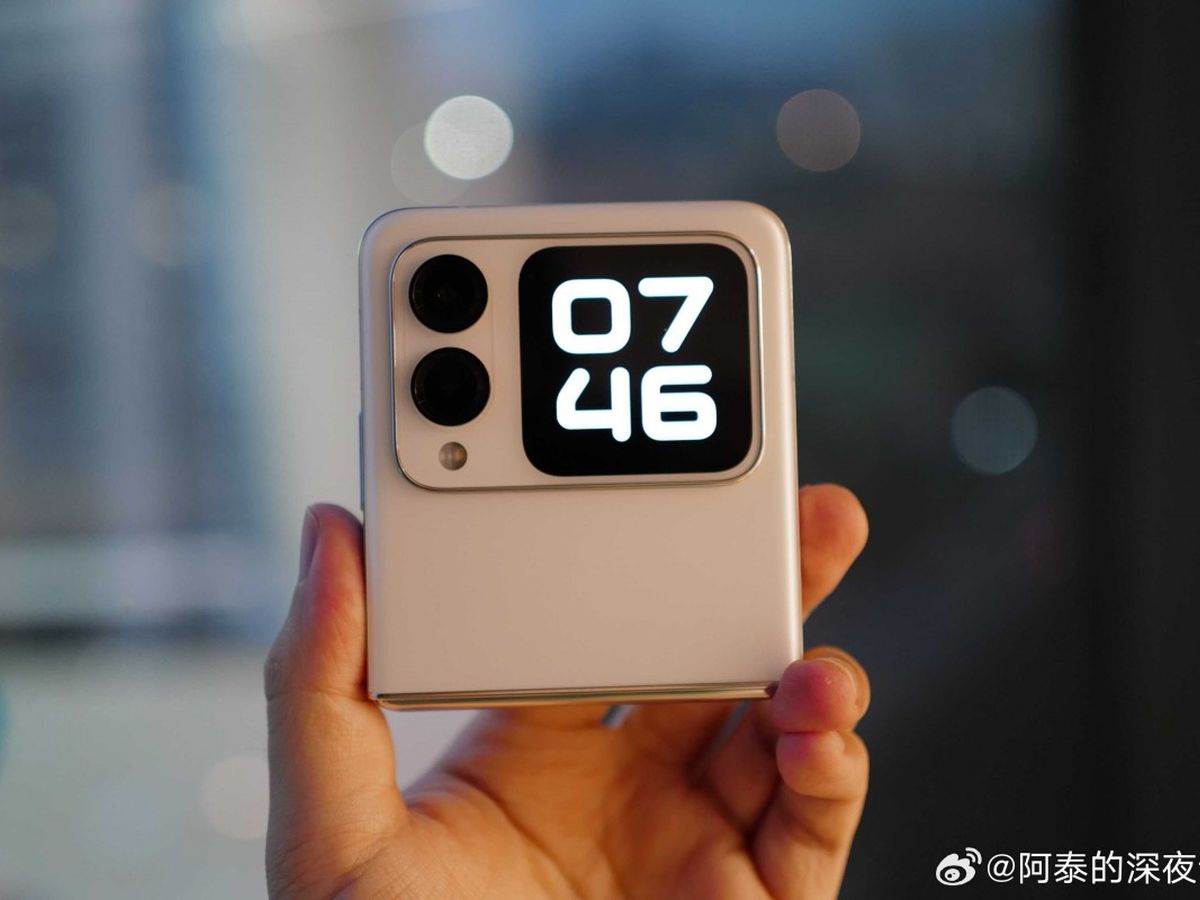 Huawei nova Flip _ telefon na preklop _ Foto Weibo (7).jpg