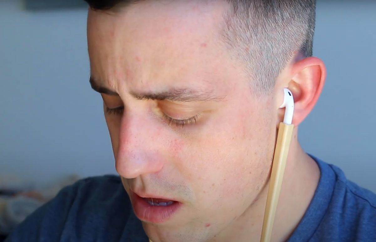 AirStick _ Štapići za slušalice _ Foto YouTube Unnecessary Inventions (1).jpg