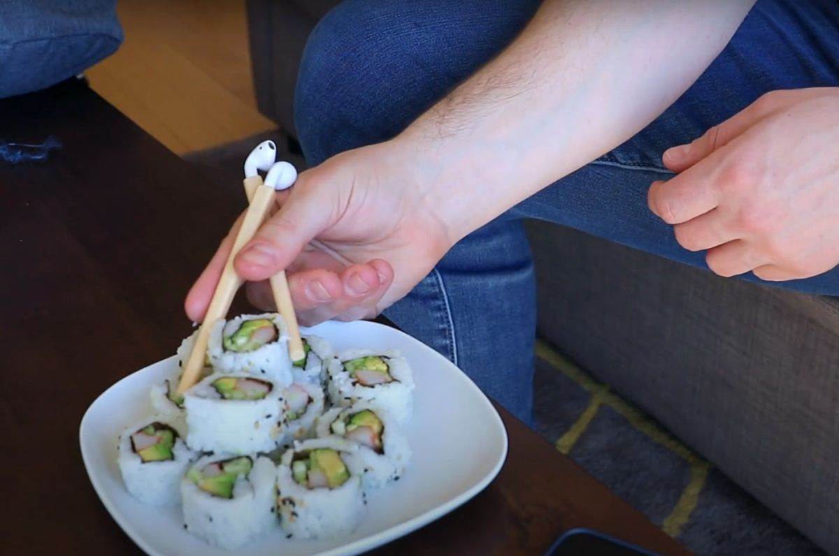 AirStick _ Štapići za slušalice _ Foto YouTube Unnecessary Inventions (2).jpg