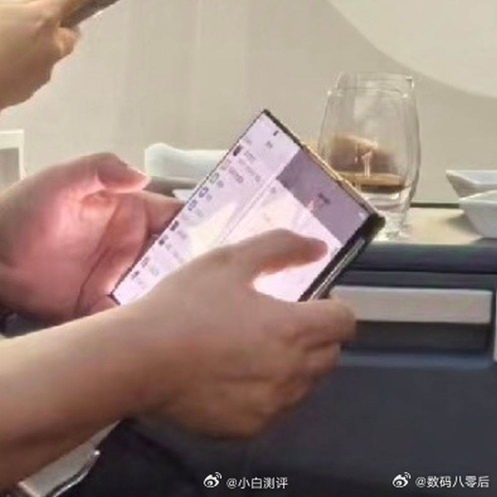 Huawei _ trodelni telefon na preklop _ Foto Weibo Digital Chat Station (2).jpg