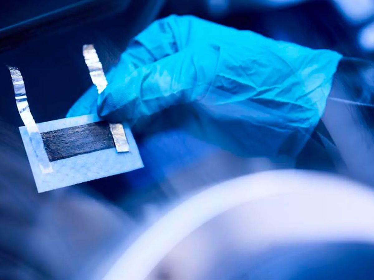 Strukturna baterija _ Foto Chalmers University of Technology _ Henrik Sandsjö (3).jpg