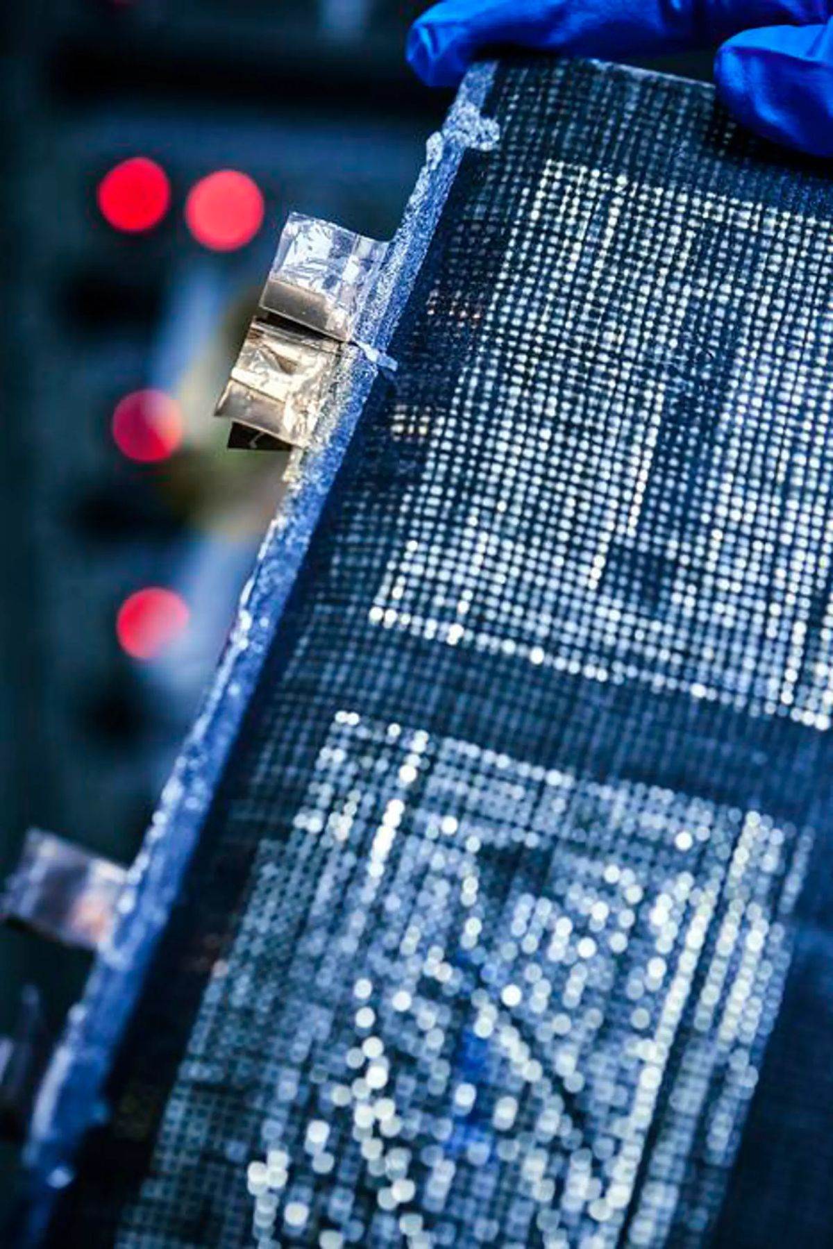 Strukturna baterija _ Foto Chalmers University of Technology _ Henrik Sandsjö (4).jpg