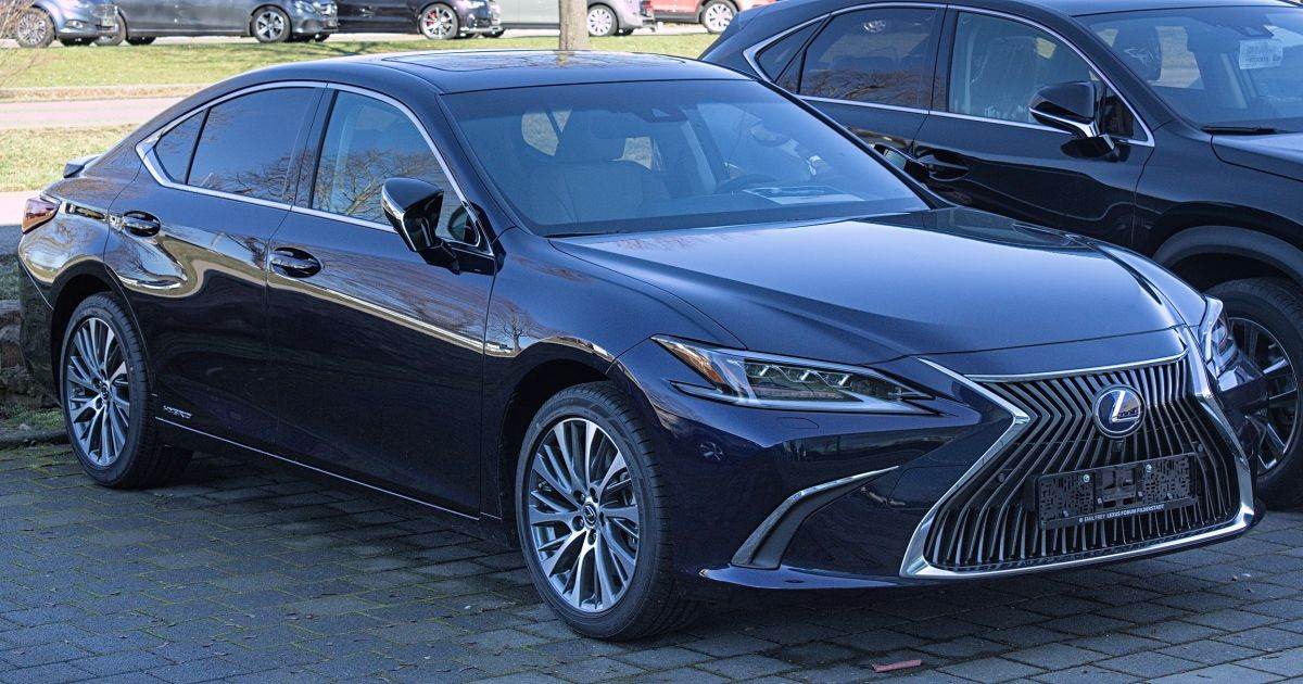 Lexus ES 300h _ Foto Wikimedia Alexander Migl.jpg