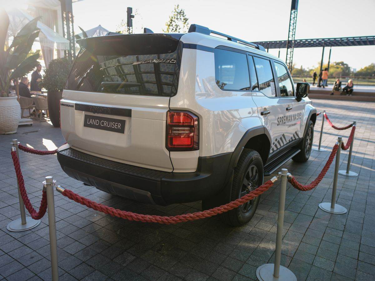 8 Toyota Land Cruiser_7.jpg