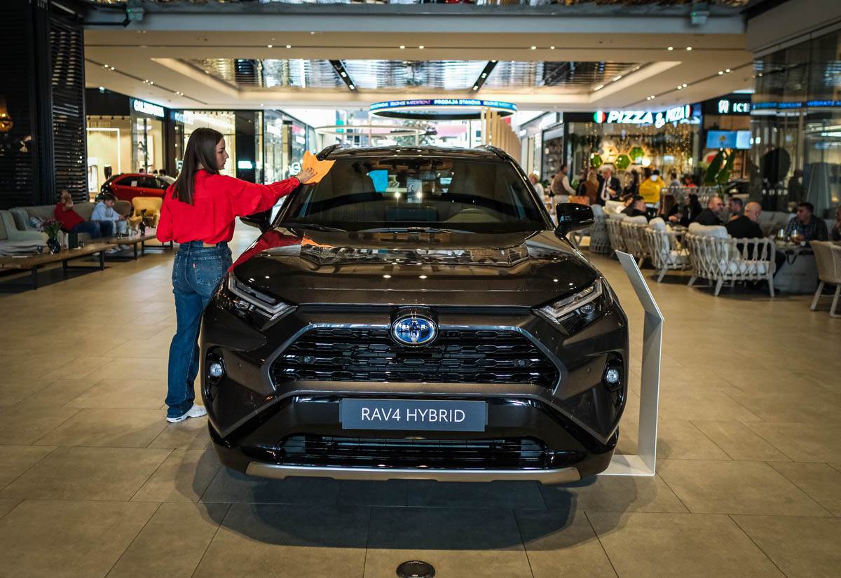 10 Toyota_RAV 4_galerija automobila_ (4).jpg