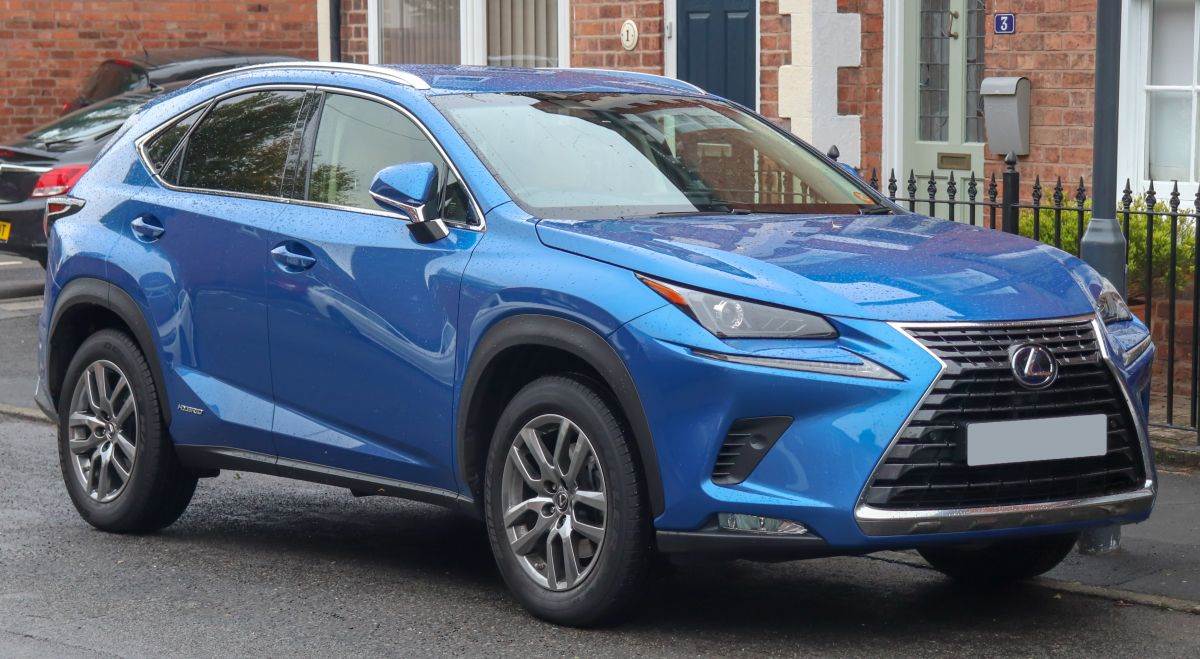 Lexus NX 300h Luxury CVT 2.5 _ Foto Wikimedia Vauxford.jpg