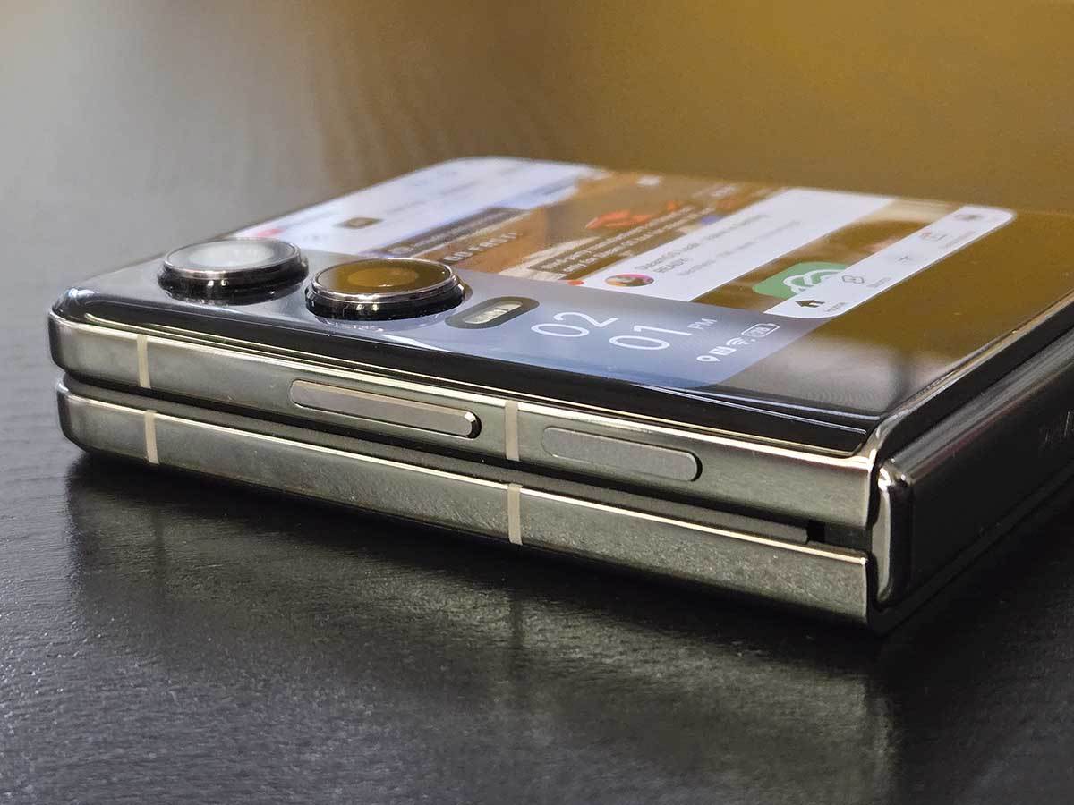 TECNO Phantom V Flip2 29.jpg