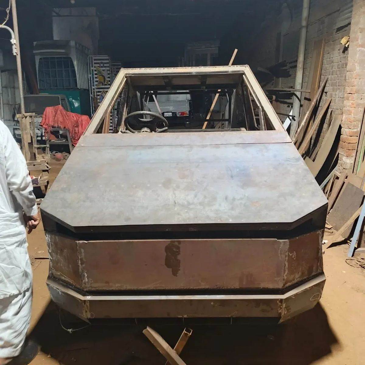 Pakistanski CyberTruck _ Foto Instagram mughalsafeguard (1).jpg