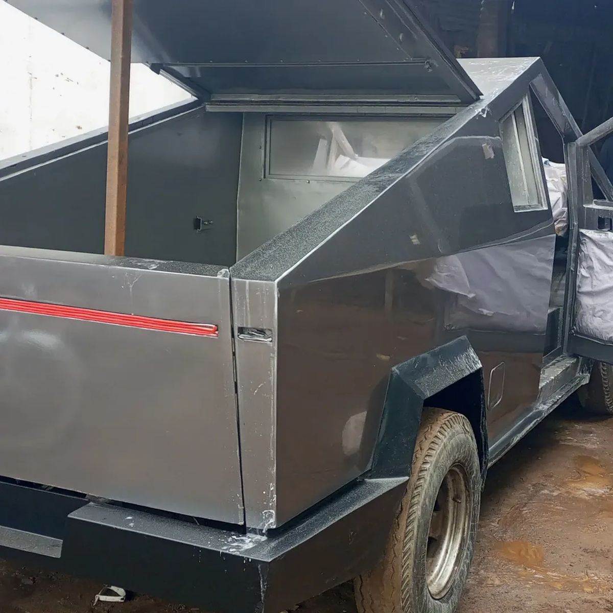 Pakistanski CyberTruck _ Foto Instagram mughalsafeguard (2).jpg