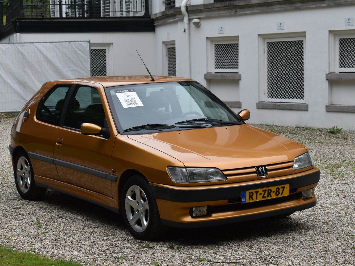 Peugeot 306 2.0 16V S16 _ Foto Shutterstock.jpg