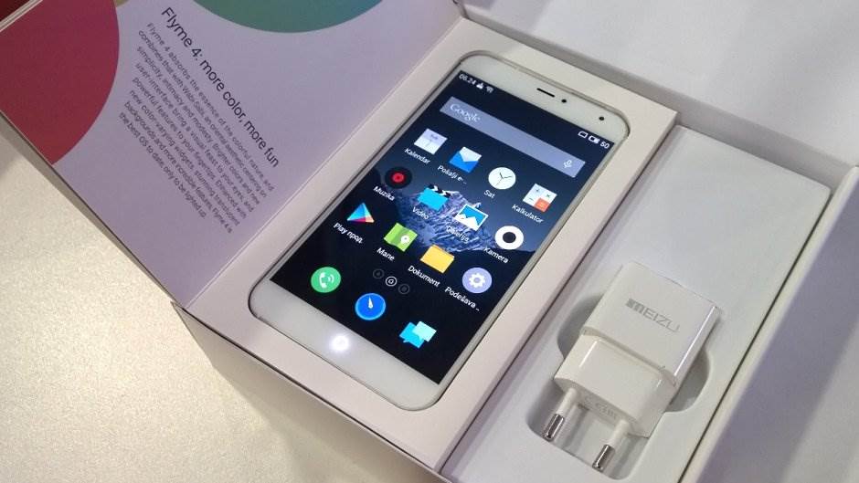 ČUVENI KINESKI PROIZVOĐAČ UKIDA PUNJAČ, SLUŠALICE I MASKU iz prodajnog paketa svih novih telefona!